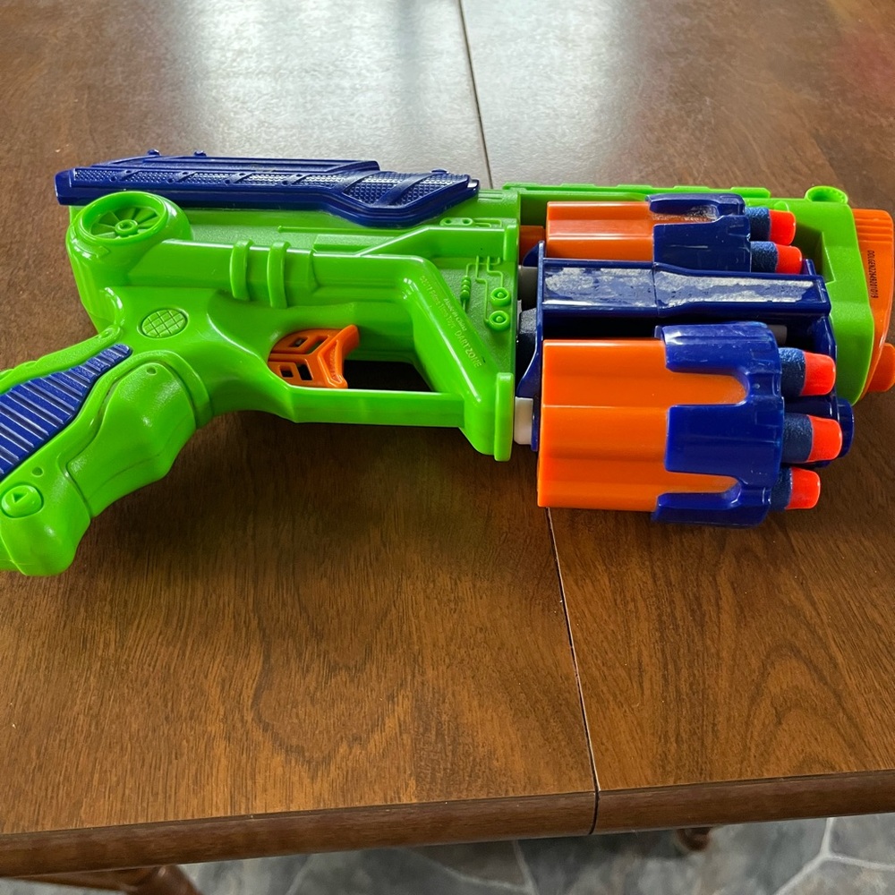 Nerf gun with eight shells